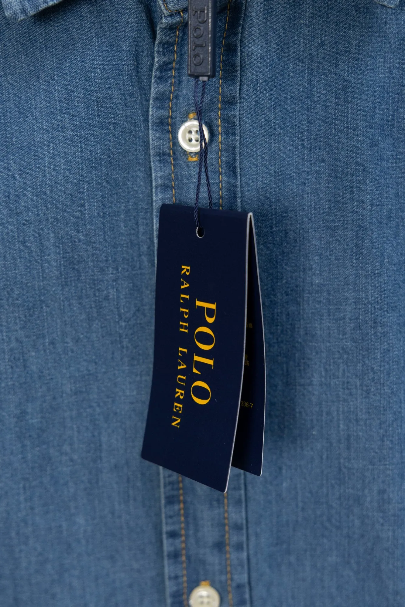 P240 Style number: JZ002 Rah Lauren colorful small label logo embroidered denim shirt. Same style for men and women. Complete with three labels. Complete package. Official website details consistent. Made of denim fabric. Denim fabric has been treated with a special process, soft yet crisp. Ready-to-wear washed. Skin-friendly and comfortable. Classic and invincible. Suitable for business and leisure. Collar buttons. Different currencies. All fabric accessories are original and the details are very good. Color: Denim blue Size: S M L XL